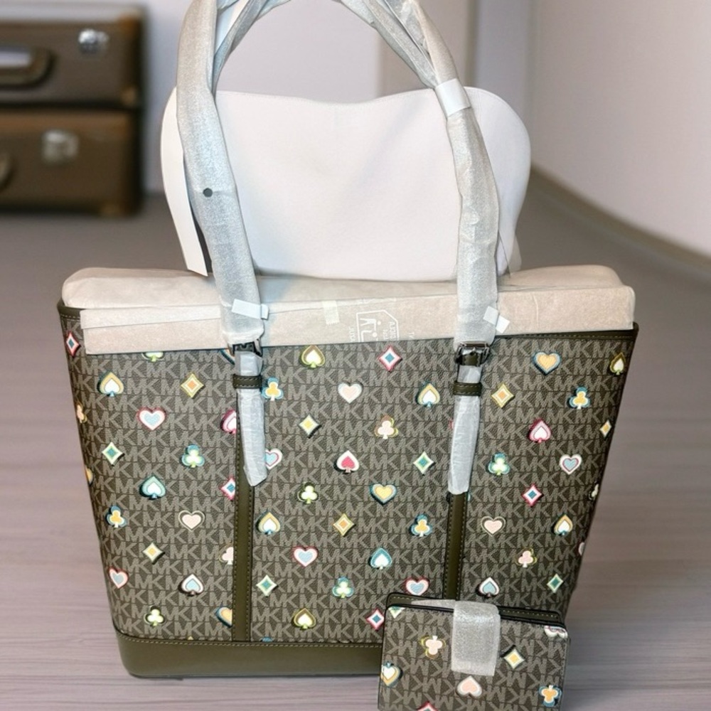 Michael Kors tote - Picture 3 of 7